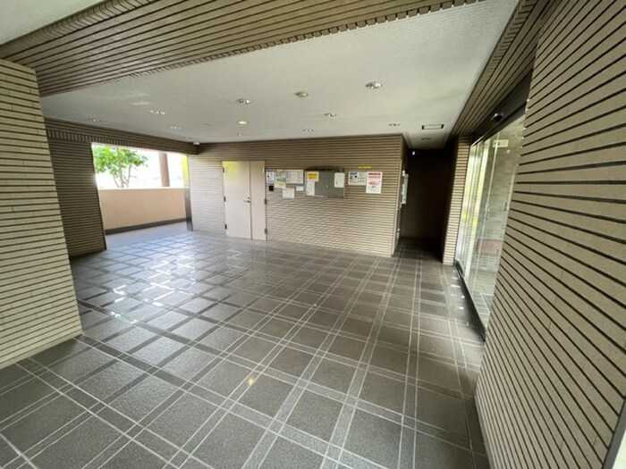 物件外観写真6　(エントランス部分)