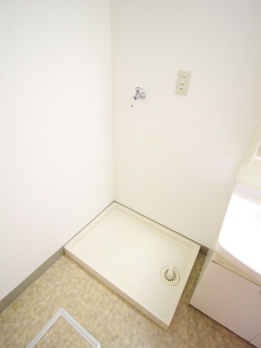 物件内観写真16　(洗濯機置場)