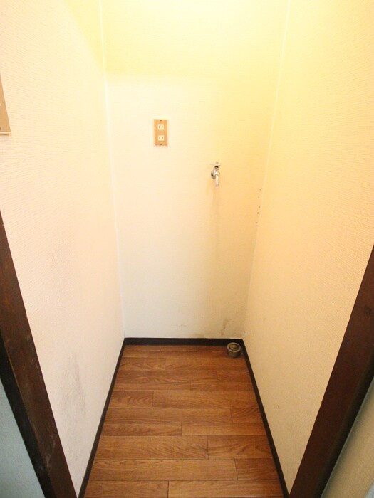 物件内観写真10　(洗濯機置場)