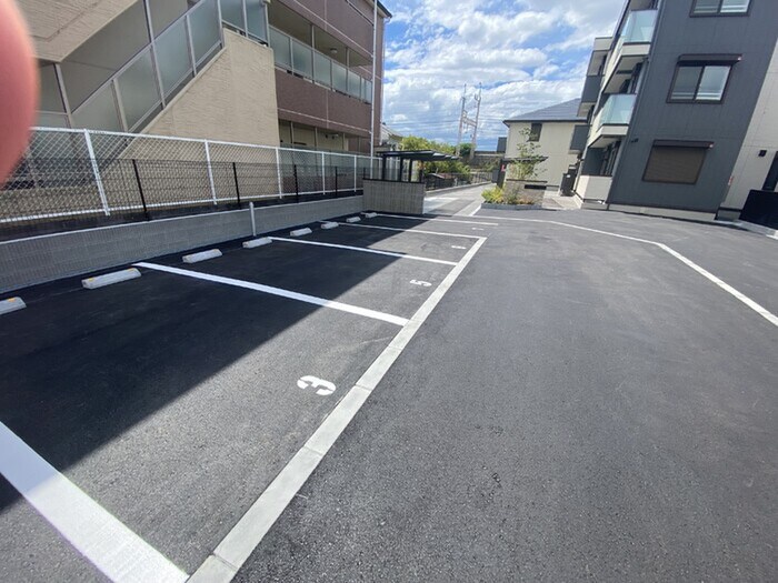 物件外観写真3　(駐車場)