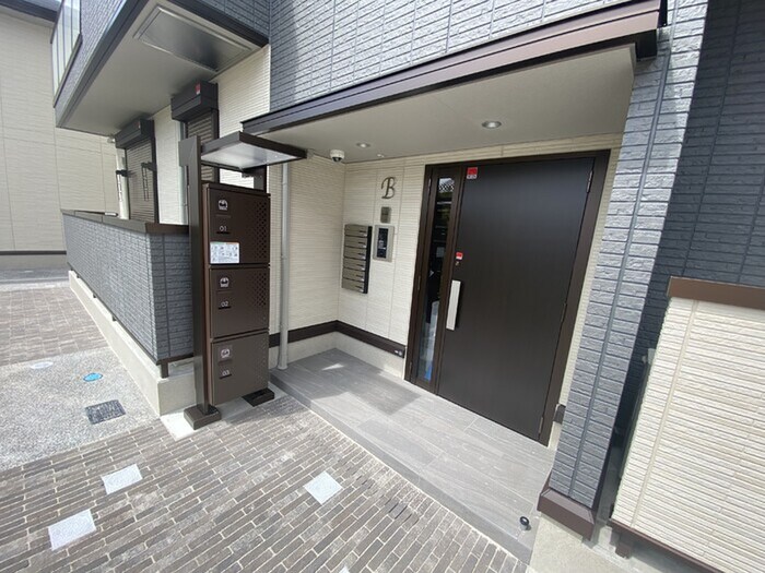 物件外観写真5　(エントランス部分)