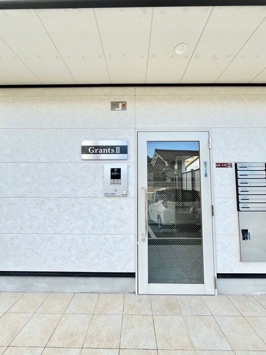 物件外観写真2　(エントランス部分)