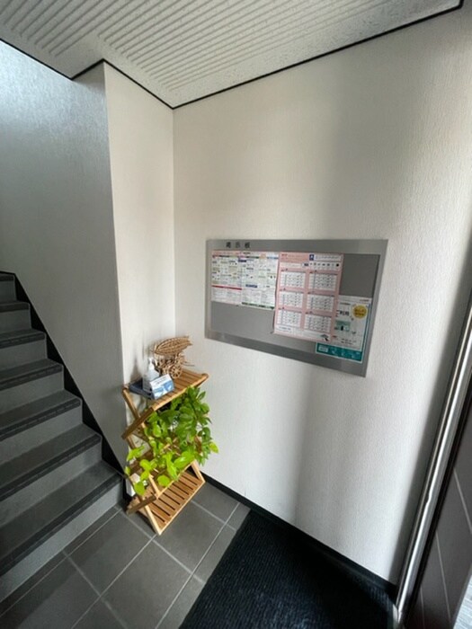 物件外観写真6　(エントランス部分)