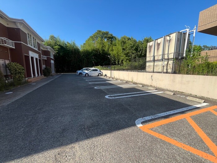 物件外観写真4　(駐車場)