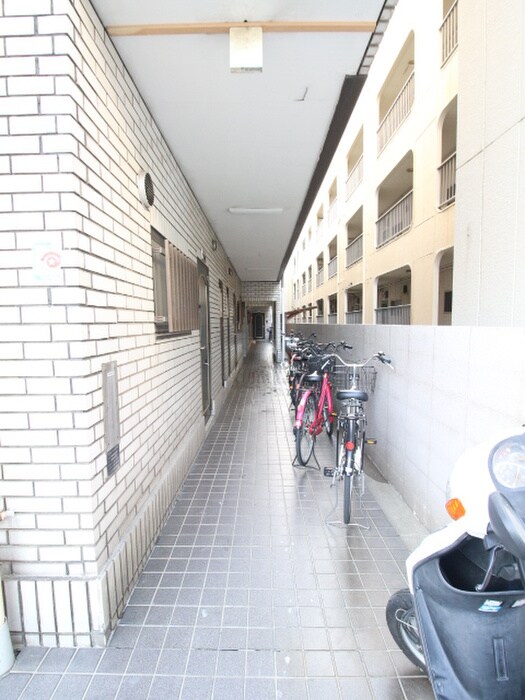 物件外観写真4　(エントランス部分)