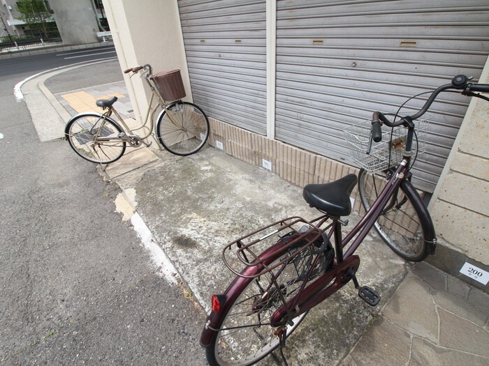 物件外観写真6　(バイク置き場)