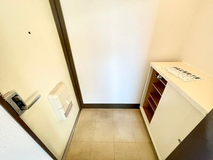 物件内観写真16　(玄関)