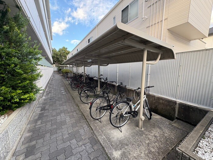 物件外観写真3　(駐輪場)