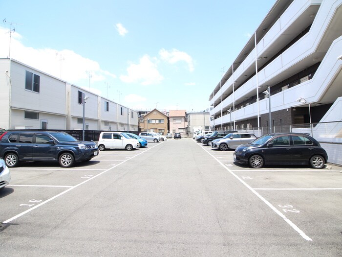 物件外観写真5　(駐車場)