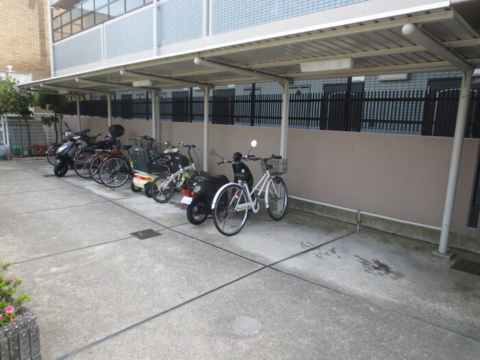 物件外観写真4　(駐輪場)