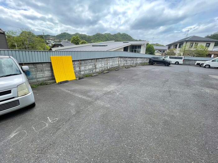 物件外観写真3　(駐車場)
