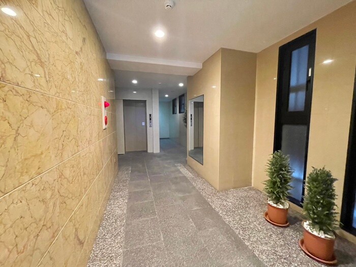 物件外観写真2　(エントランス部分)