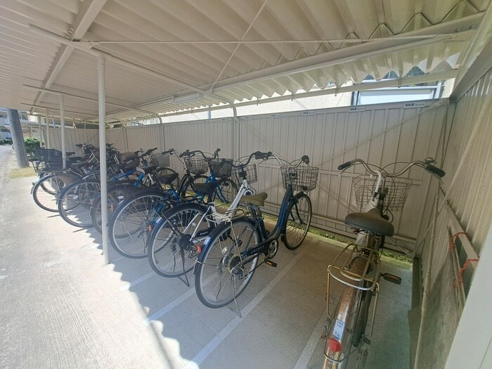 物件外観写真4　(駐輪場)