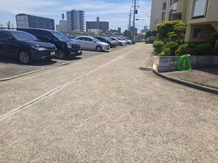 物件外観写真5　(駐車場)