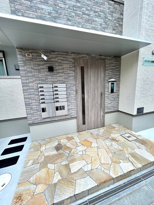 物件外観写真2　(エントランス部分)