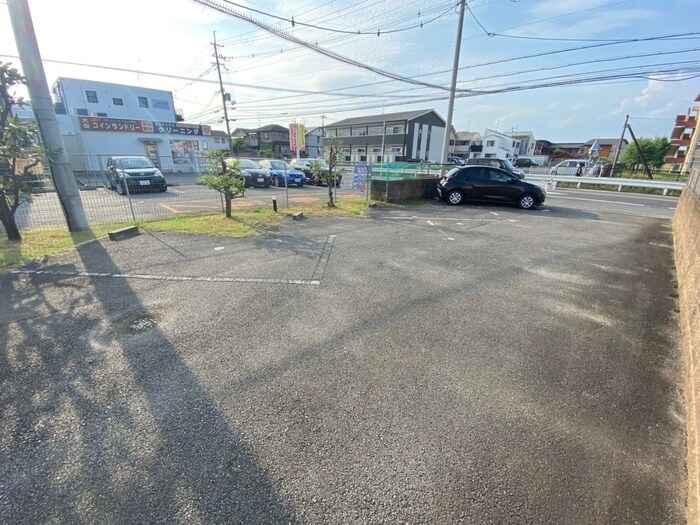 物件外観写真4　(駐車場)