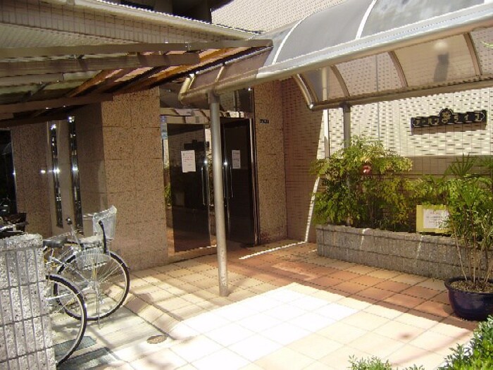 物件外観写真3　(エントランス部分)