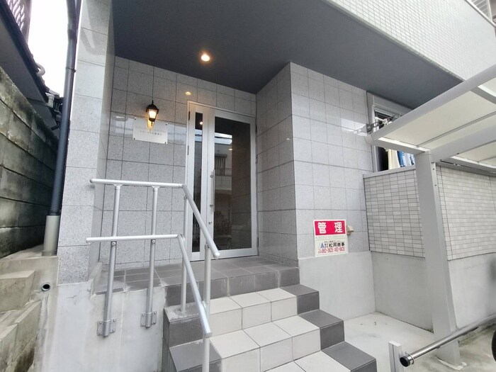 物件外観写真2　(エントランス部分)