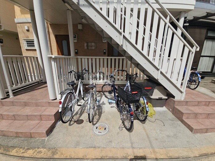 物件外観写真2　(駐輪場)