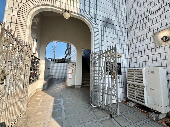 物件外観写真3　(エントランス部分)