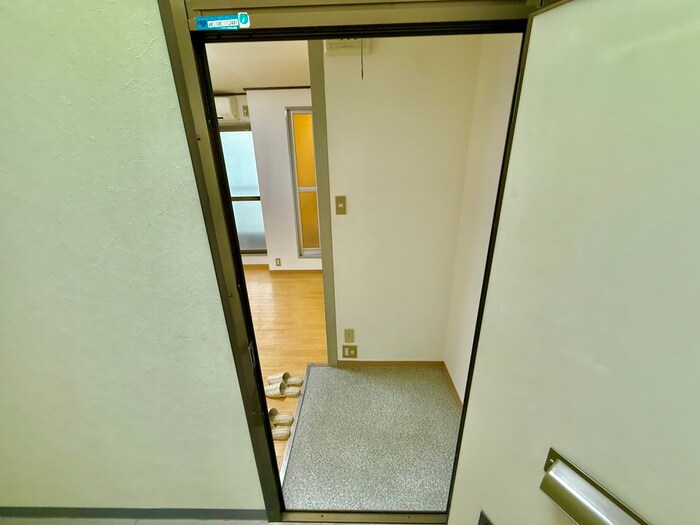 物件内観写真4　(玄関)