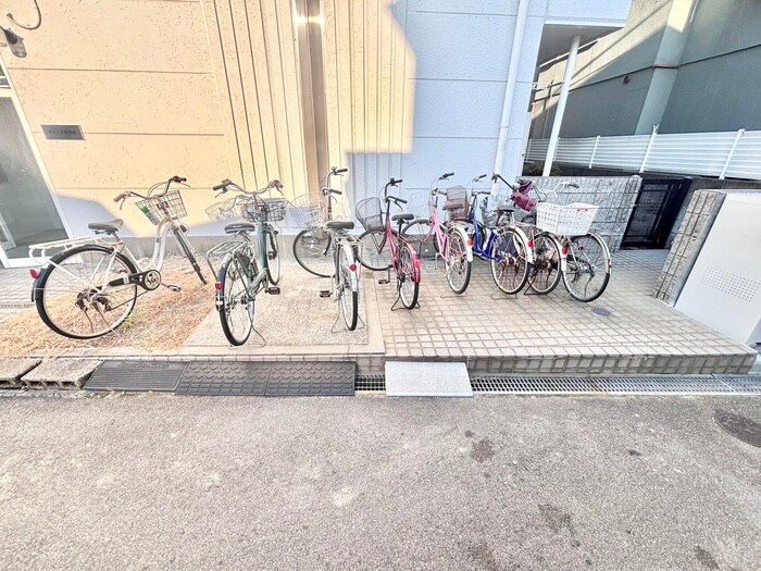 物件外観写真3　(駐輪場)
