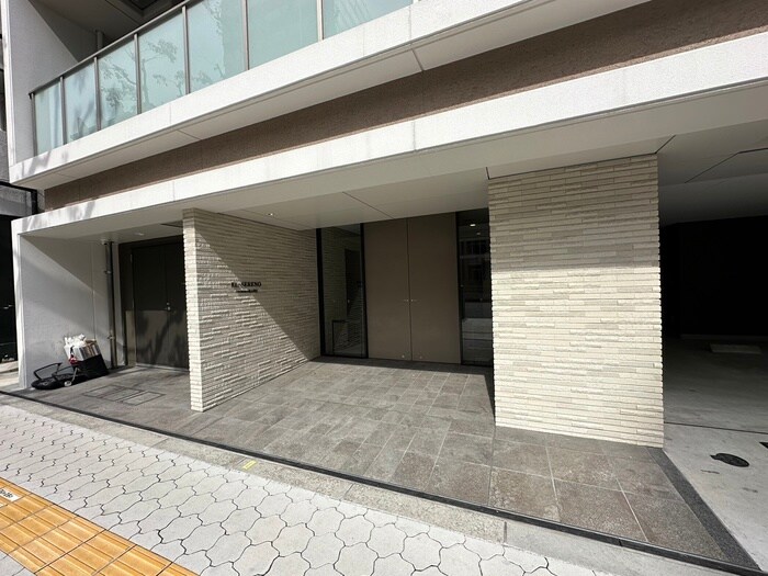 物件外観写真2　(エントランス部分)