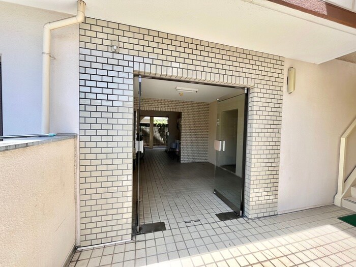 物件外観写真2　(エントランス部分)