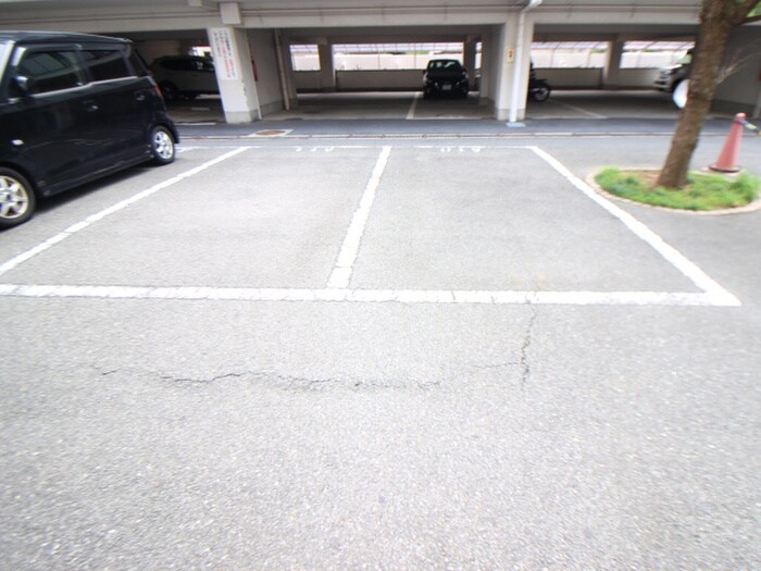 物件外観写真6　(駐車場)