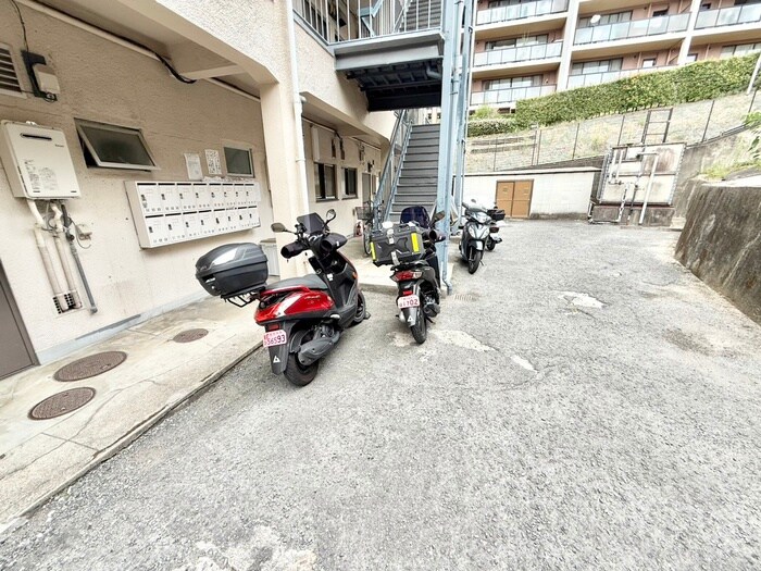 物件外観写真4　(駐輪場)
