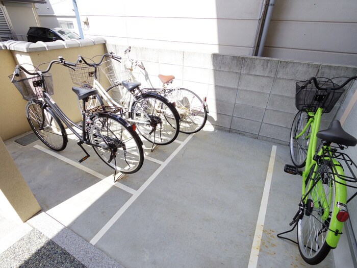 物件外観写真4　(駐輪場)