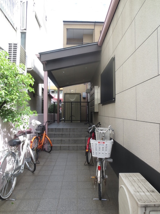 物件外観写真2　(エントランス部分)