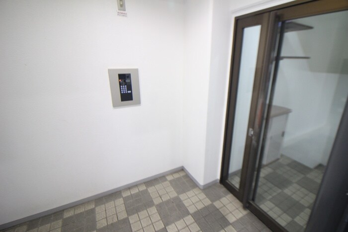 物件外観写真6　(エントランス部分)