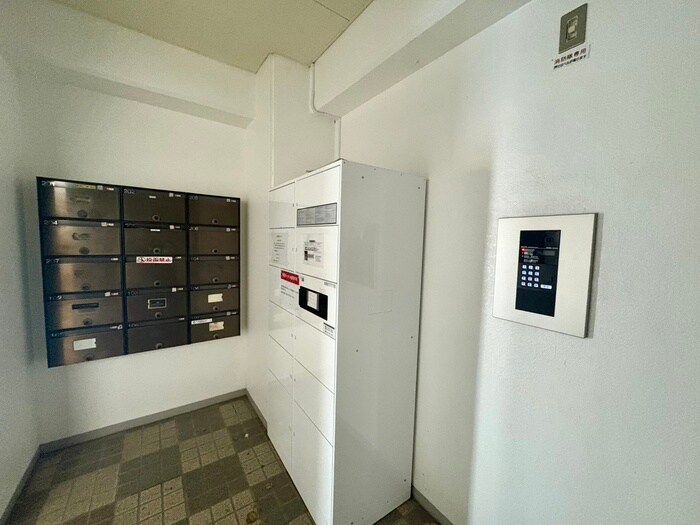 物件外観写真6　(エントランス部分)