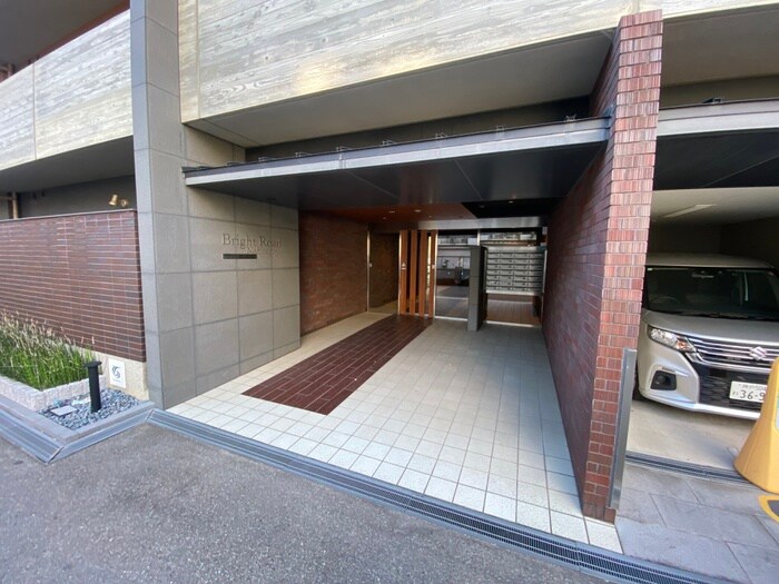 物件外観写真3　(エントランス部分)