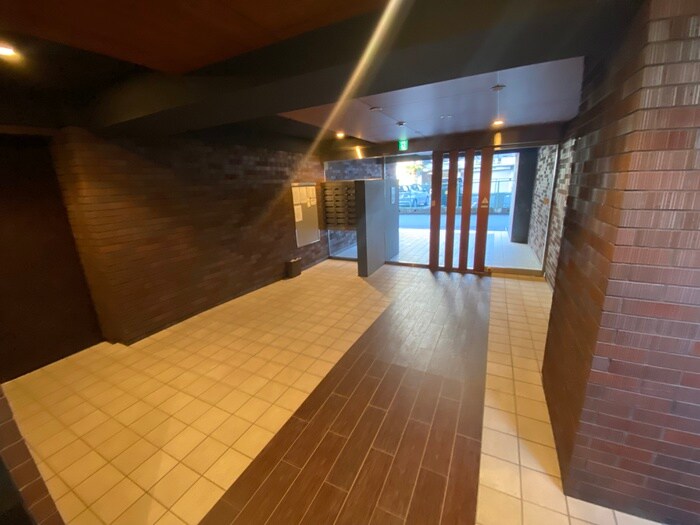 物件外観写真4　(エントランス部分)