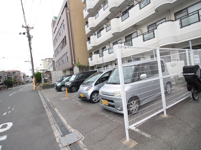 物件外観写真3　(駐車場)