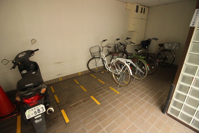 物件外観写真4　(駐輪場)