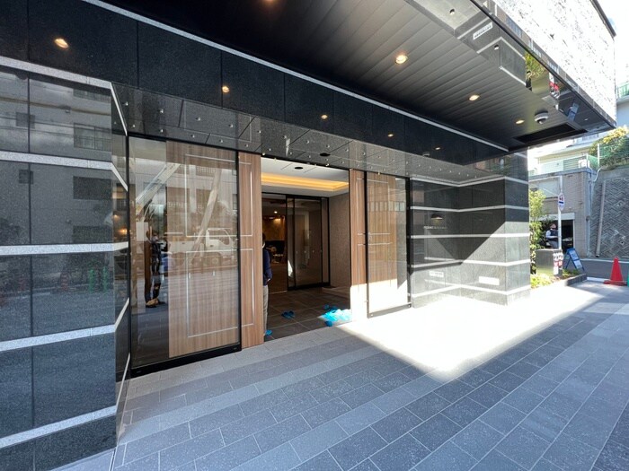 物件外観写真4　(エントランス部分)