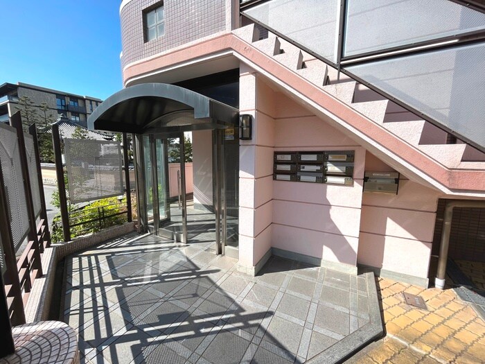 物件外観写真2　(エントランス部分)
