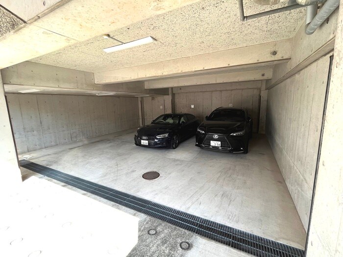 物件外観写真5　(駐車場)