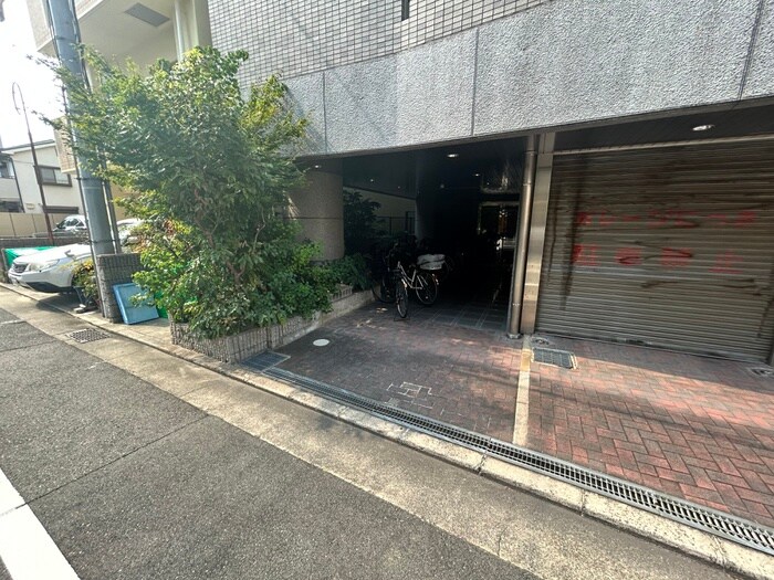 物件外観写真4　(エントランス部分)