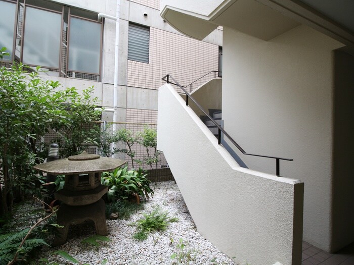 物件外観写真4　(エントランス部分)