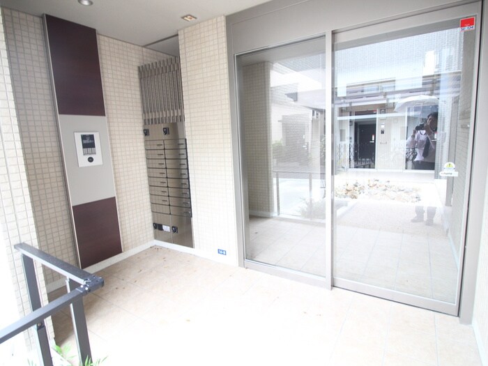 物件外観写真3　(エントランス部分)