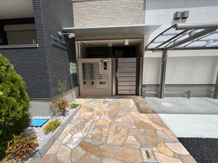 物件外観写真3　(エントランス部分)