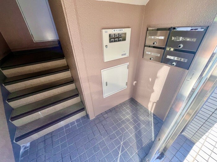 物件外観写真4　(エントランス部分)