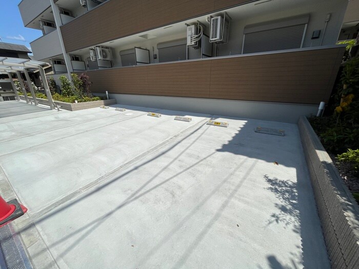 物件外観写真5　(駐車場)
