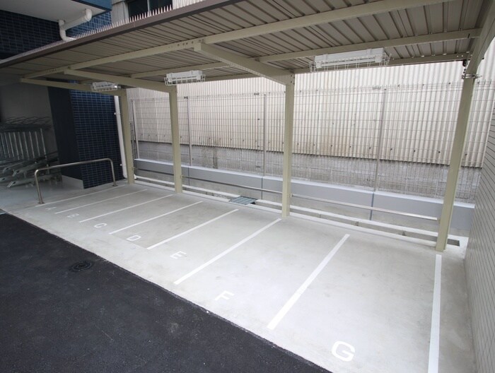 物件外観写真3　(バイク置き場)