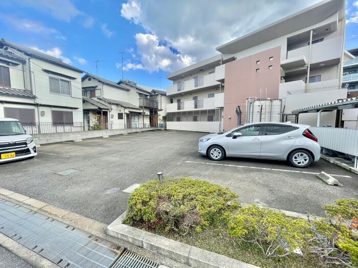 物件外観写真4　(駐車場)