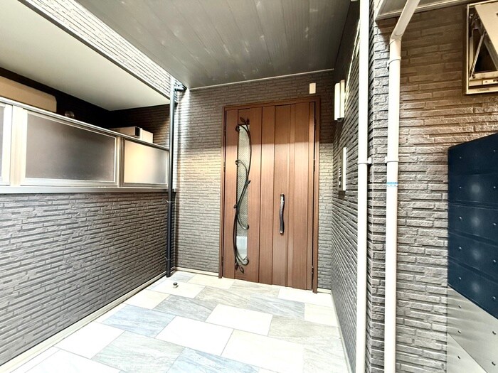 物件外観写真2　(エントランス部分)